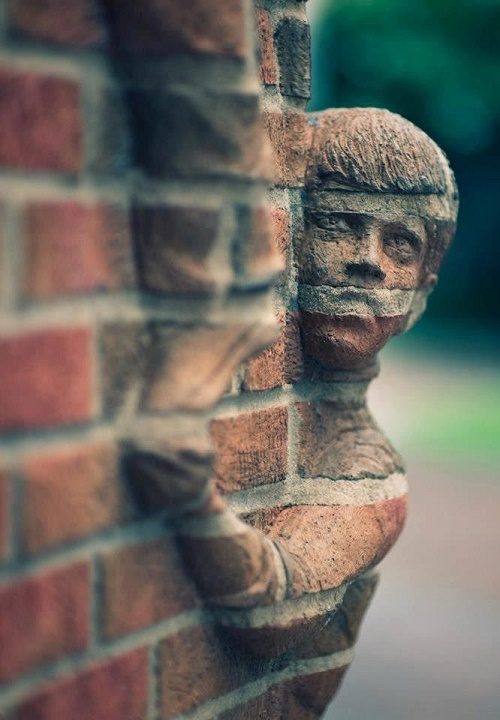 A-boy-hiding-behind-the-corner-of-the-wall-looks-amazing-500x720